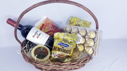 Cesta de vinho, chocolate e petiscos